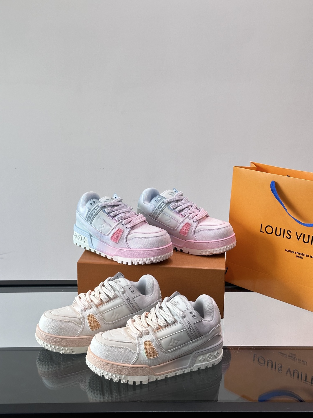 ◾️▫️L Trainer特殊水洗渐变工艺版小胖丁情侣款👫运动鞋，整双鞋奢华大气，橡胶 L.v标识点缀鞋