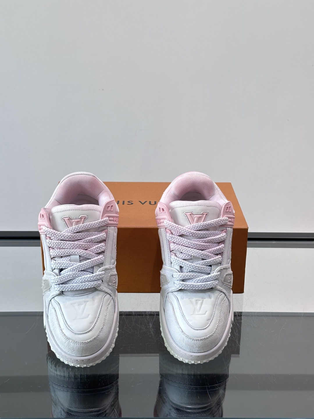 ◾️▫️L Trainer特殊水洗渐变工艺版小胖丁情侣款👫运动鞋，整双鞋奢华大气，橡胶 L.v标识点缀鞋