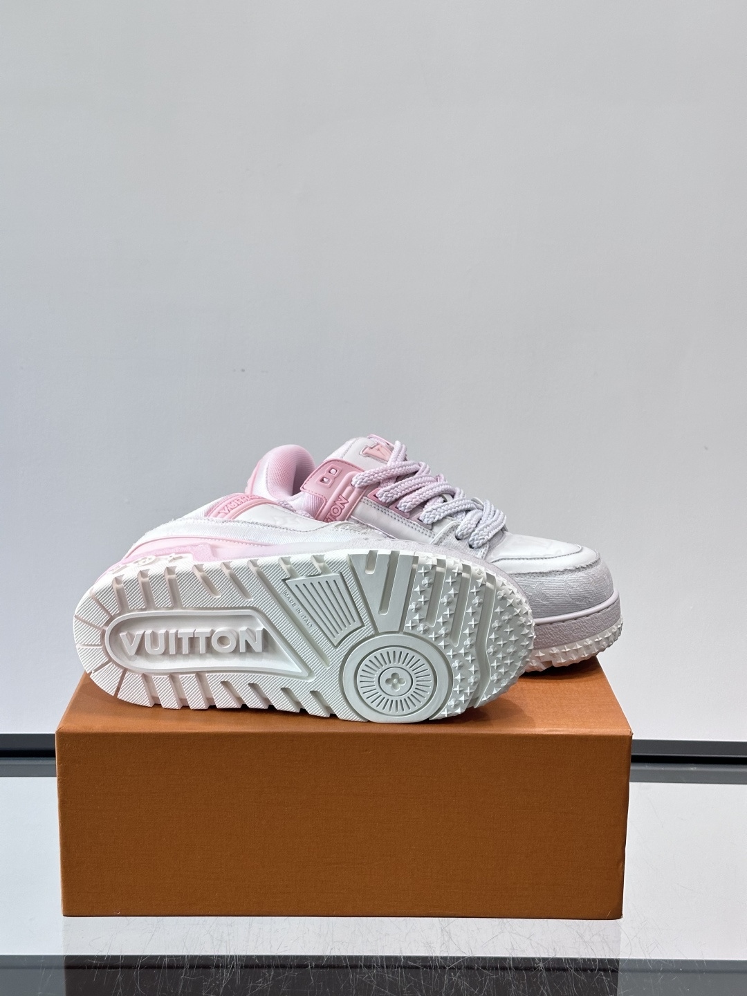 ◾️▫️L Trainer特殊水洗渐变工艺版小胖丁情侣款👫运动鞋，整双鞋奢华大气，橡胶 L.v标识点缀鞋