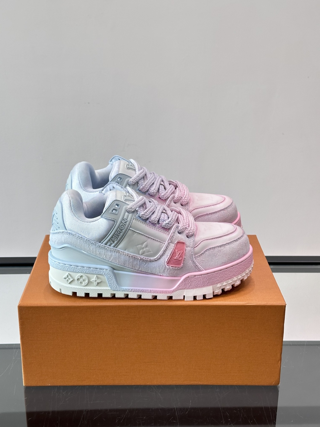 ◾️▫️L Trainer特殊水洗渐变工艺版小胖丁情侣款👫运动鞋，整双鞋奢华大气，橡胶 L.v标识点缀鞋