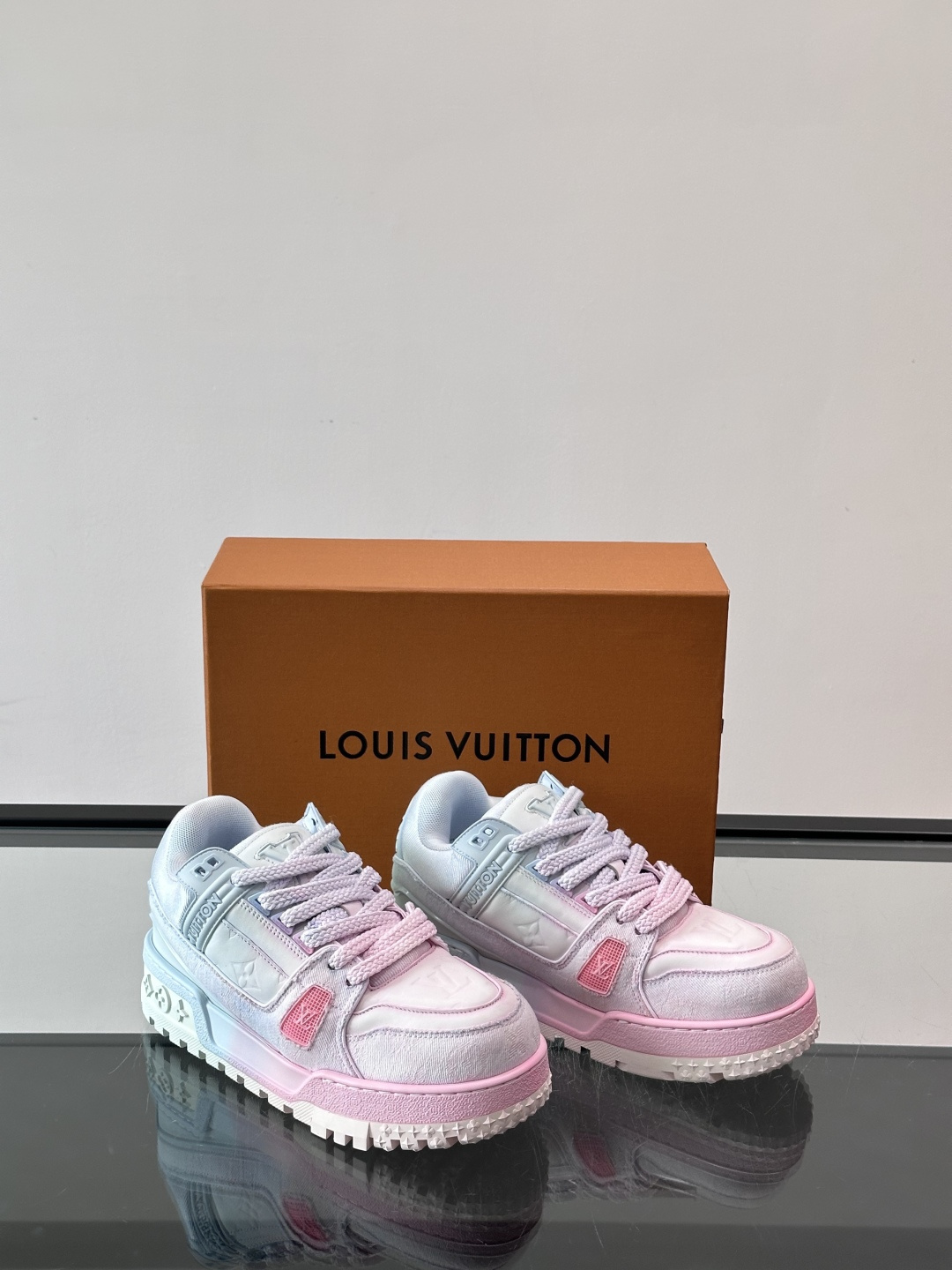 ◾️▫️L Trainer特殊水洗渐变工艺版小胖丁情侣款👫运动鞋，整双鞋奢华大气，橡胶 L.v标识点缀鞋