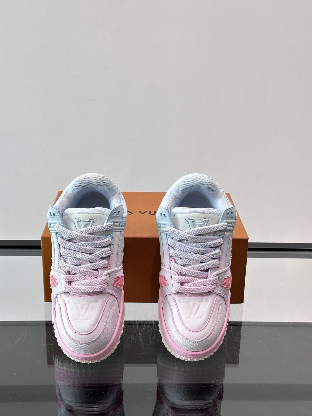 ◾️▫️L Trainer特殊水洗渐变工艺版小胖丁情侣款👫运动鞋，整双鞋奢华大气，橡胶 L.v标识点缀鞋