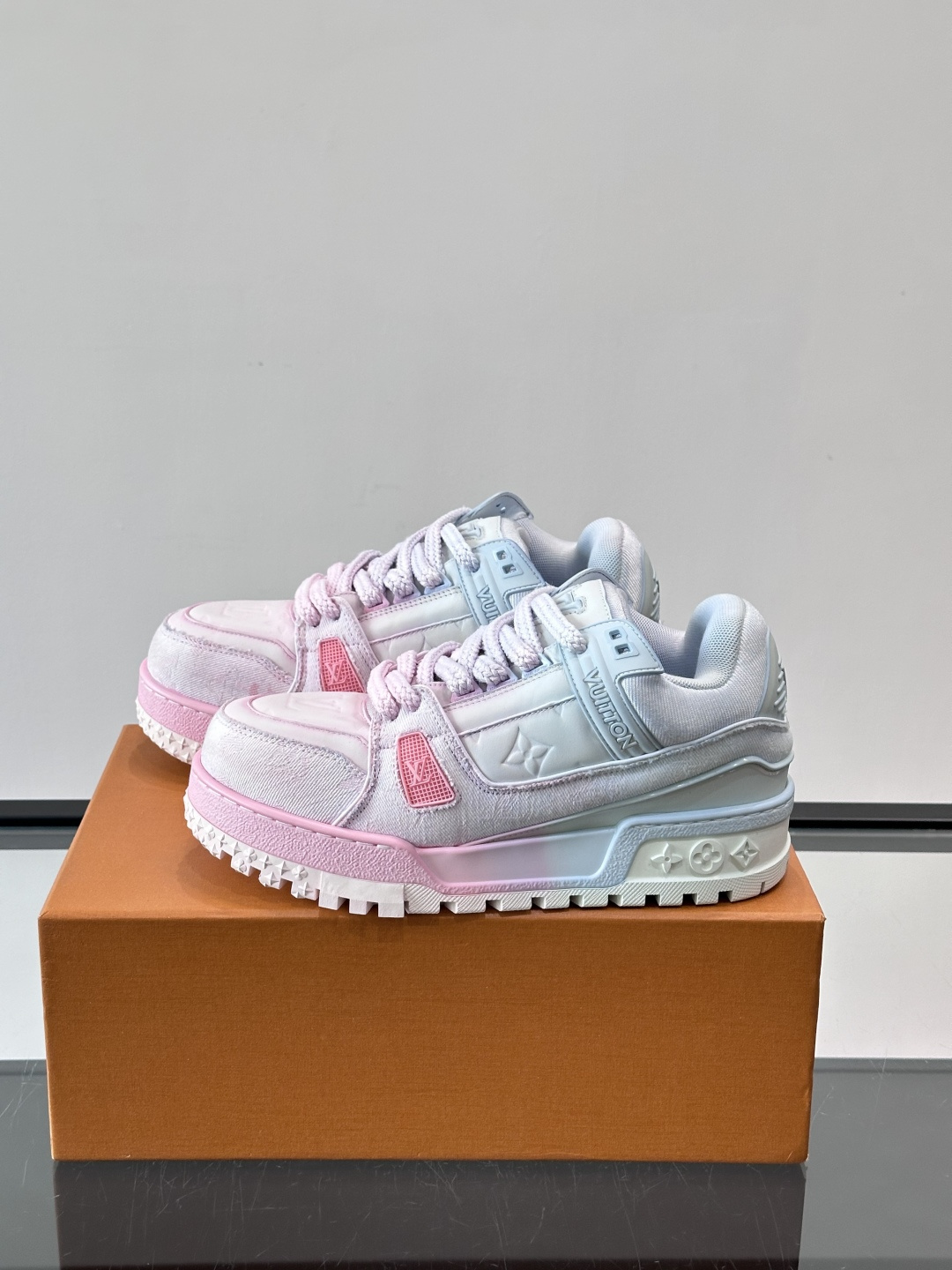 ◾️▫️L Trainer特殊水洗渐变工艺版小胖丁情侣款👫运动鞋，整双鞋奢华大气，橡胶 L.v标识点缀鞋