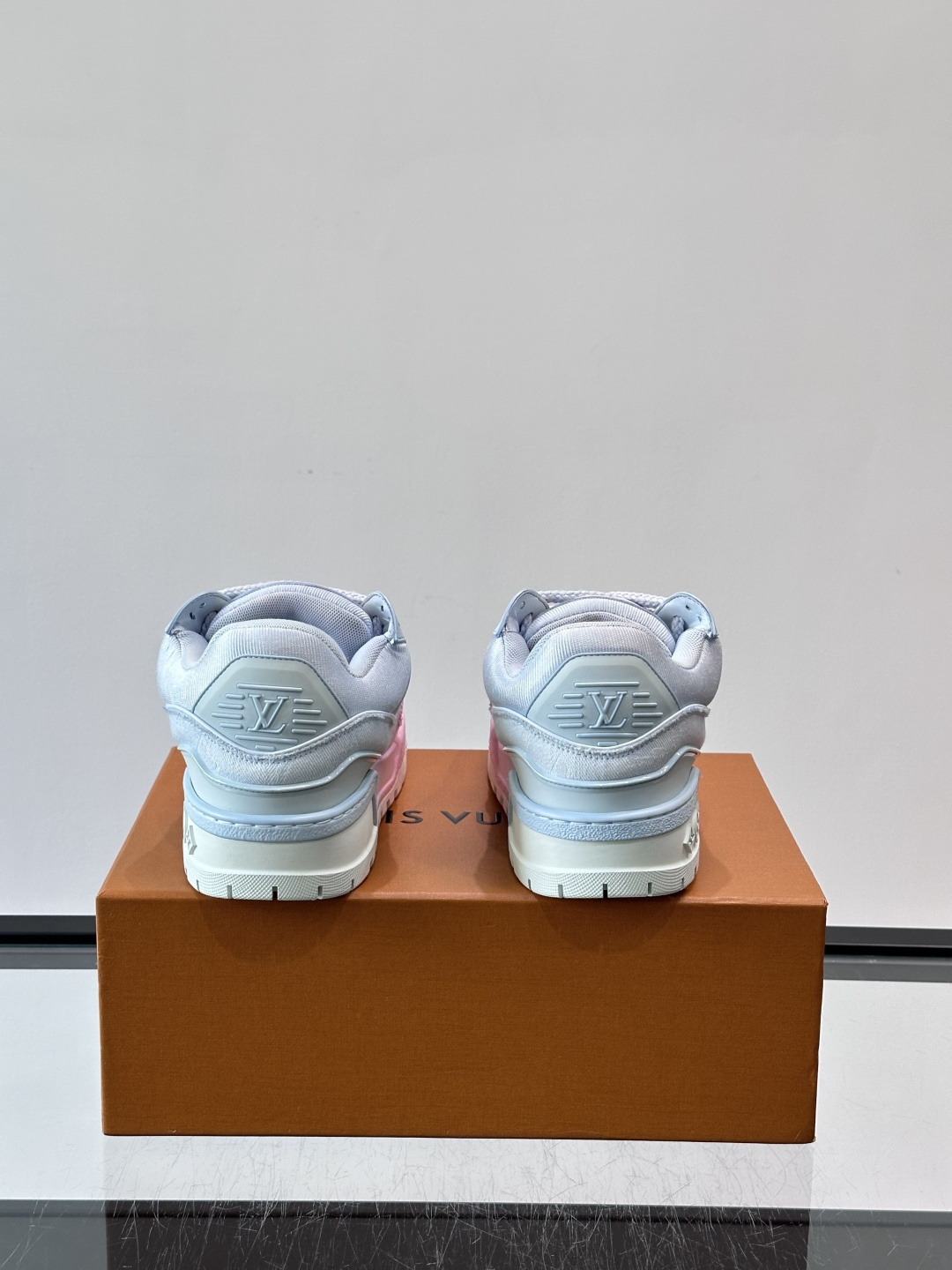 ◾️▫️L Trainer特殊水洗渐变工艺版小胖丁情侣款👫运动鞋，整双鞋奢华大气，橡胶 L.v标识点缀鞋