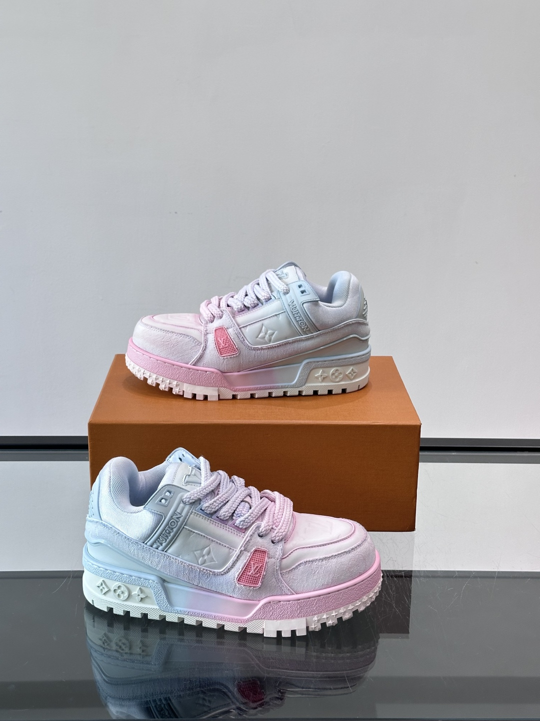 ◾️▫️L Trainer特殊水洗渐变工艺版小胖丁情侣款👫运动鞋，整双鞋奢华大气，橡胶 L.v标识点缀鞋