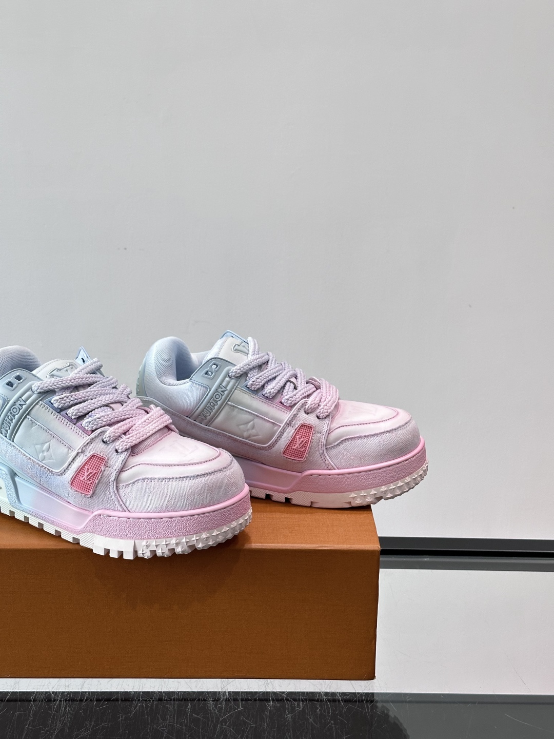 ◾️▫️L Trainer特殊水洗渐变工艺版小胖丁情侣款👫运动鞋，整双鞋奢华大气，橡胶 L.v标识点缀鞋