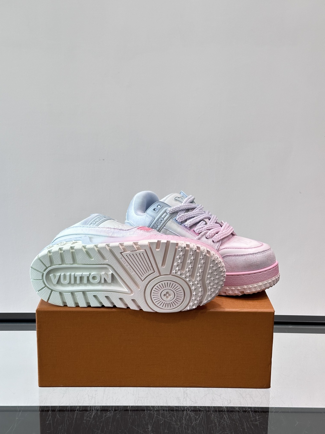 ◾️▫️L Trainer特殊水洗渐变工艺版小胖丁情侣款👫运动鞋，整双鞋奢华大气，橡胶 L.v标识点缀鞋