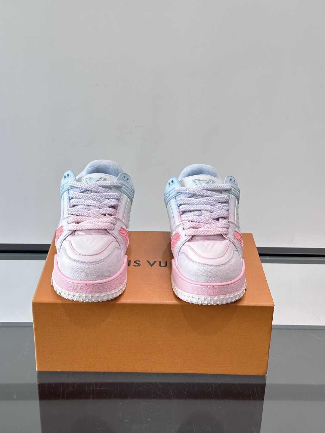 ◾️▫️L Trainer特殊水洗渐变工艺版小胖丁情侣款👫运动鞋，整双鞋奢华大气，橡胶 L.v标识点缀鞋