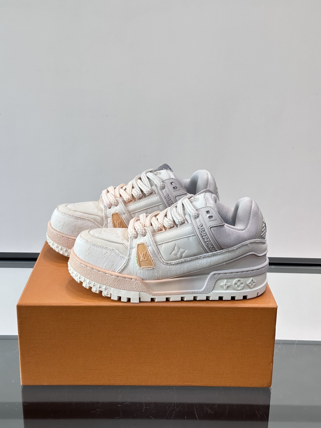 ◾️▫️L Trainer特殊水洗渐变工艺版小胖丁情侣款👫运动鞋，整双鞋奢华大气，橡胶 L.v标识点缀鞋