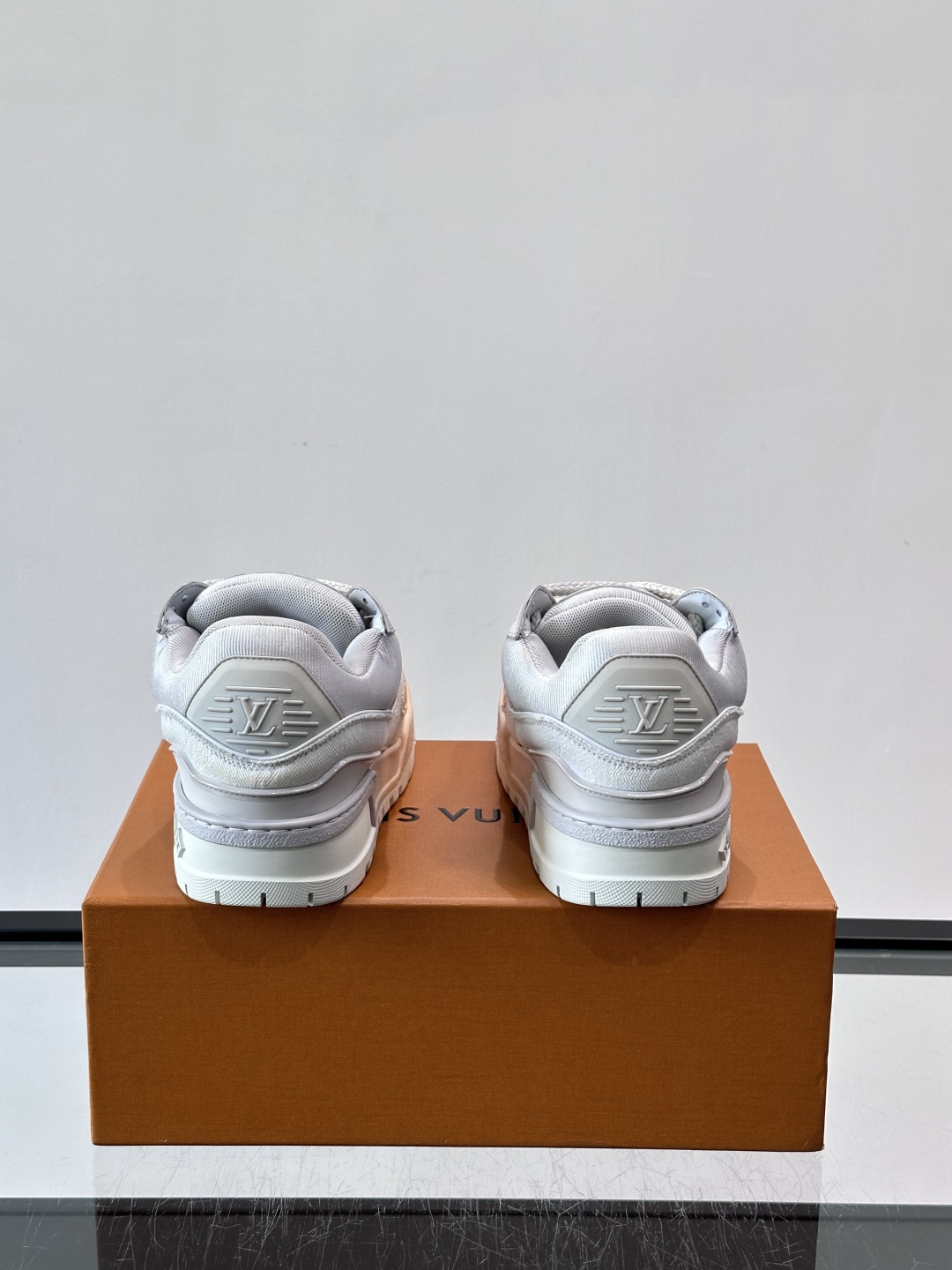 ◾️▫️L Trainer特殊水洗渐变工艺版小胖丁情侣款👫运动鞋，整双鞋奢华大气，橡胶 L.v标识点缀鞋