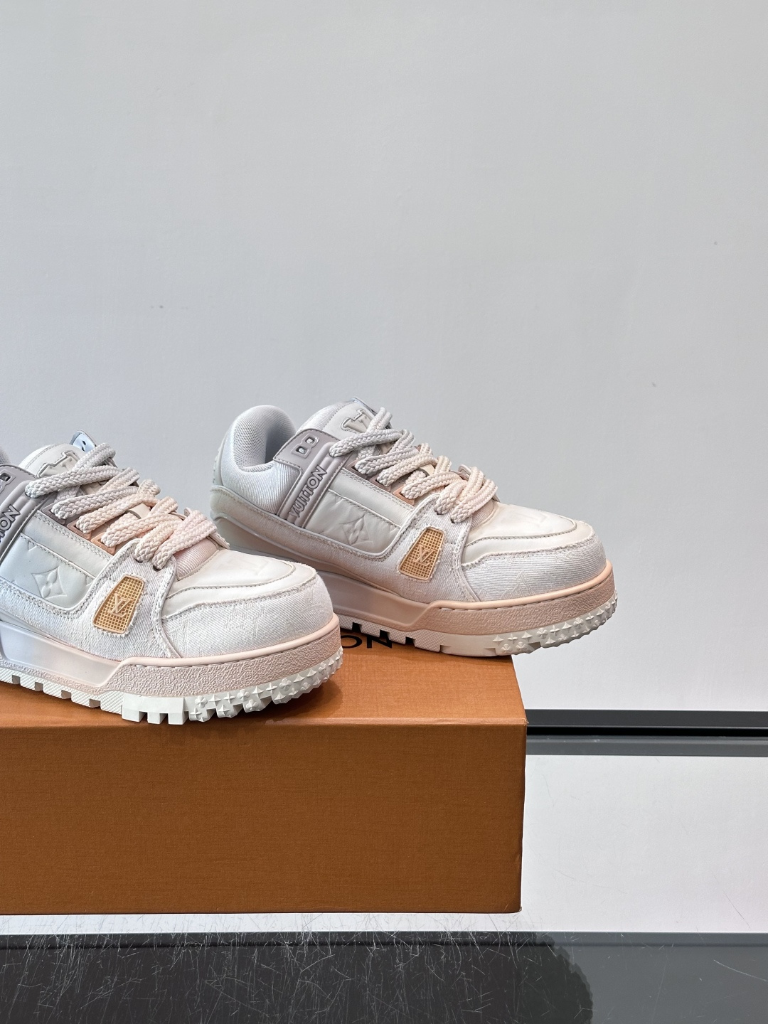 ◾️▫️L Trainer特殊水洗渐变工艺版小胖丁情侣款👫运动鞋，整双鞋奢华大气，橡胶 L.v标识点缀鞋