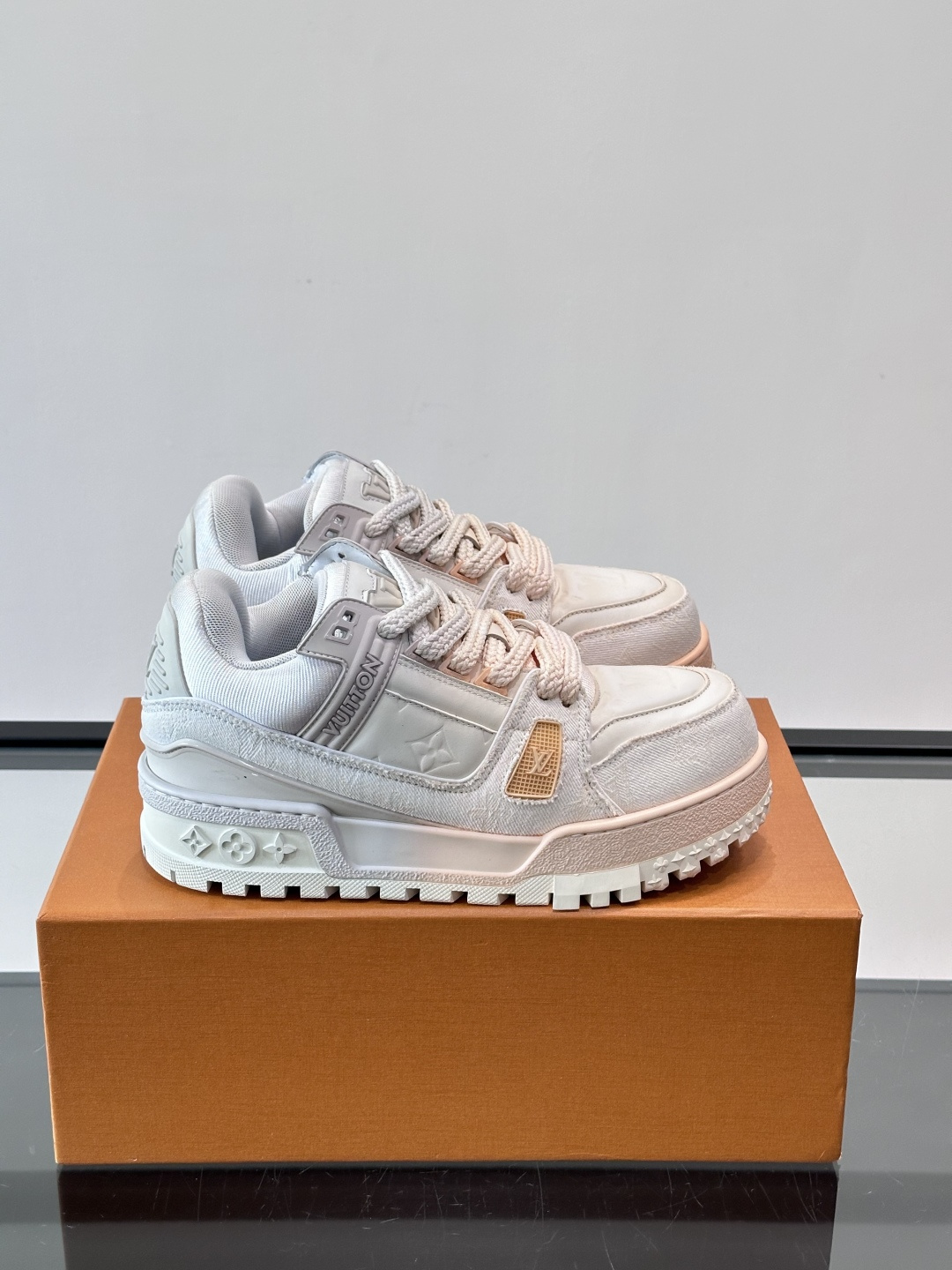 ◾️▫️L Trainer特殊水洗渐变工艺版小胖丁情侣款👫运动鞋，整双鞋奢华大气，橡胶 L.v标识点缀鞋