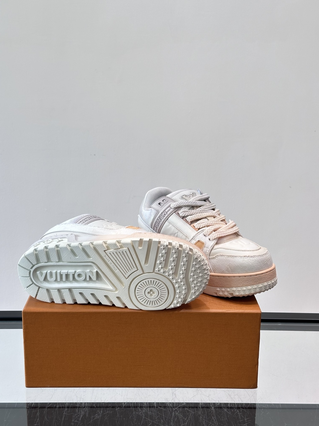 ◾️▫️L Trainer特殊水洗渐变工艺版小胖丁情侣款👫运动鞋，整双鞋奢华大气，橡胶 L.v标识点缀鞋