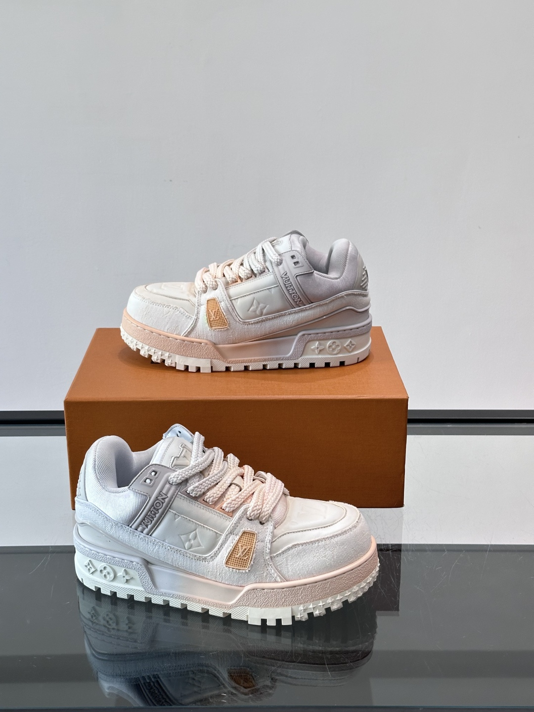 ◾️▫️L Trainer特殊水洗渐变工艺版小胖丁情侣款👫运动鞋，整双鞋奢华大气，橡胶 L.v标识点缀鞋