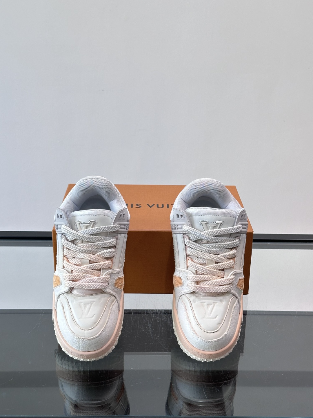 ◾️▫️L Trainer特殊水洗渐变工艺版小胖丁情侣款👫运动鞋，整双鞋奢华大气，橡胶 L.v标识点缀鞋