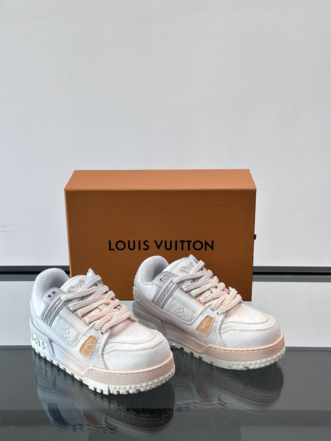 ◾️▫️L Trainer特殊水洗渐变工艺版小胖丁情侣款👫运动鞋，整双鞋奢华大气，橡胶 L.v标识点缀鞋