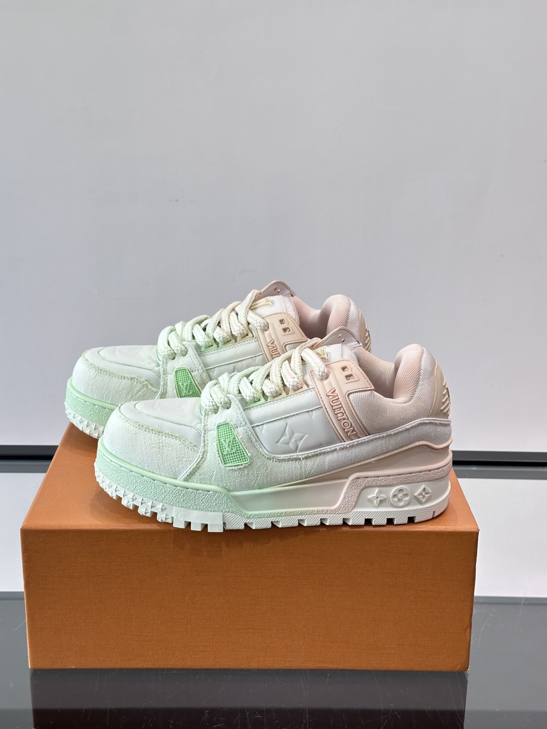 ◾️▫️L Trainer特殊水洗渐变工艺版小胖丁情侣款👫运动鞋，整双鞋奢华大气，橡胶 L.v标识点缀鞋