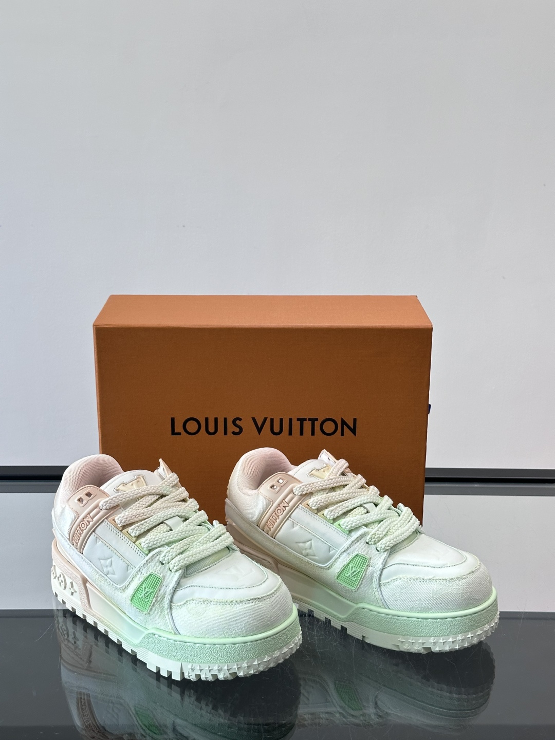 ◾️▫️L Trainer特殊水洗渐变工艺版小胖丁情侣款👫运动鞋，整双鞋奢华大气，橡胶 L.v标识点缀鞋