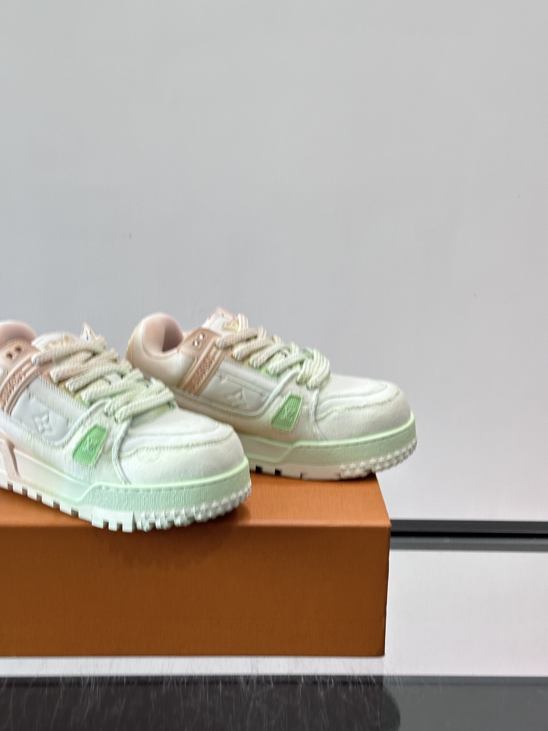 ◾️▫️L Trainer特殊水洗渐变工艺版小胖丁情侣款👫运动鞋，整双鞋奢华大气，橡胶 L.v标识点缀鞋