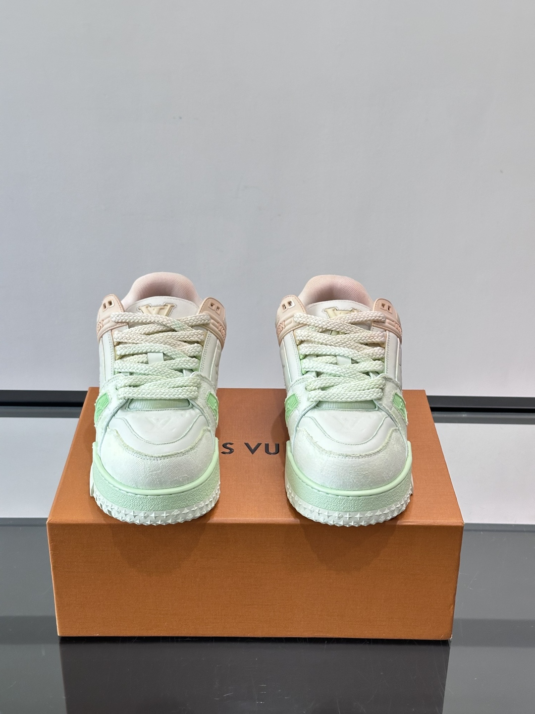 ◾️▫️L Trainer特殊水洗渐变工艺版小胖丁情侣款👫运动鞋，整双鞋奢华大气，橡胶 L.v标识点缀鞋