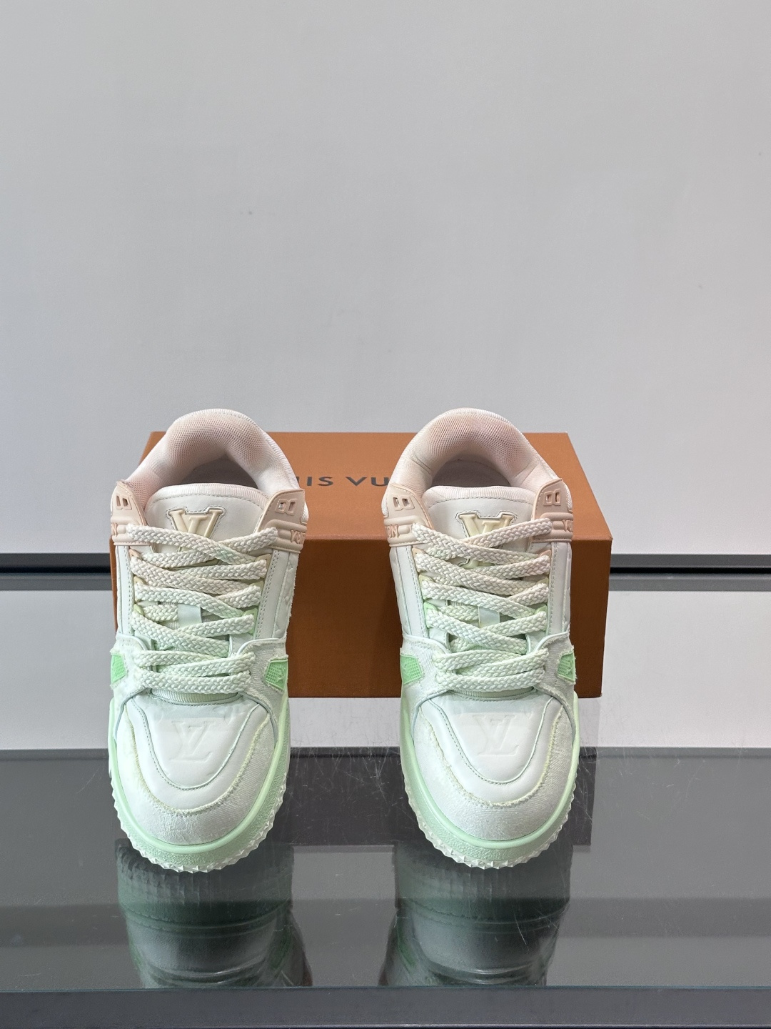 ◾️▫️L Trainer特殊水洗渐变工艺版小胖丁情侣款👫运动鞋，整双鞋奢华大气，橡胶 L.v标识点缀鞋