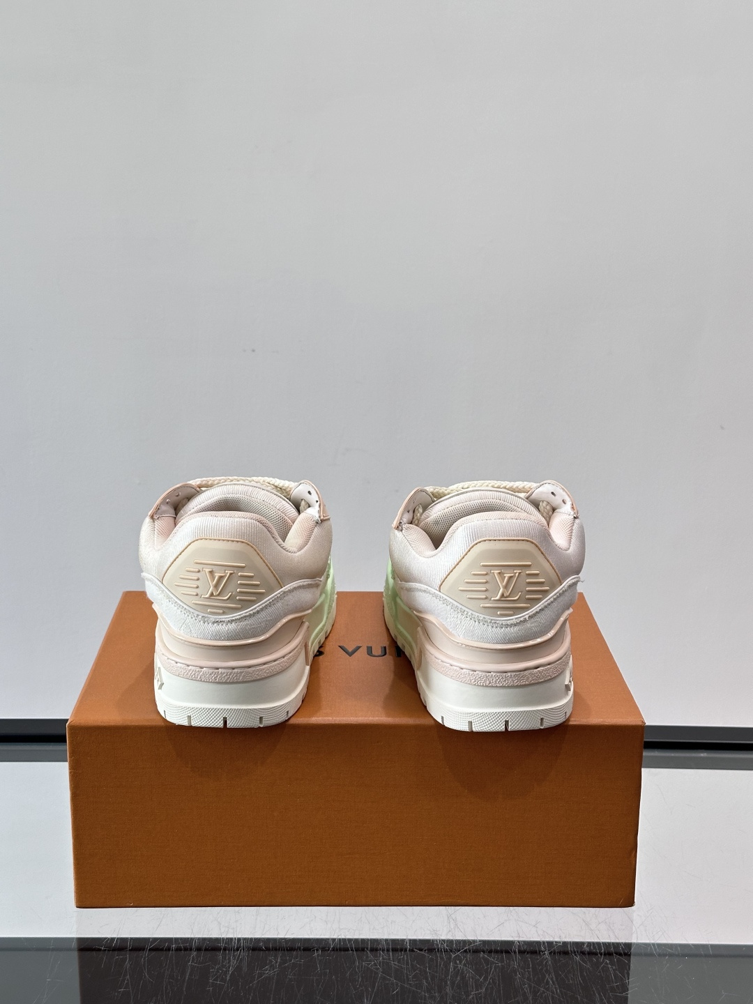 ◾️▫️L Trainer特殊水洗渐变工艺版小胖丁情侣款👫运动鞋，整双鞋奢华大气，橡胶 L.v标识点缀鞋