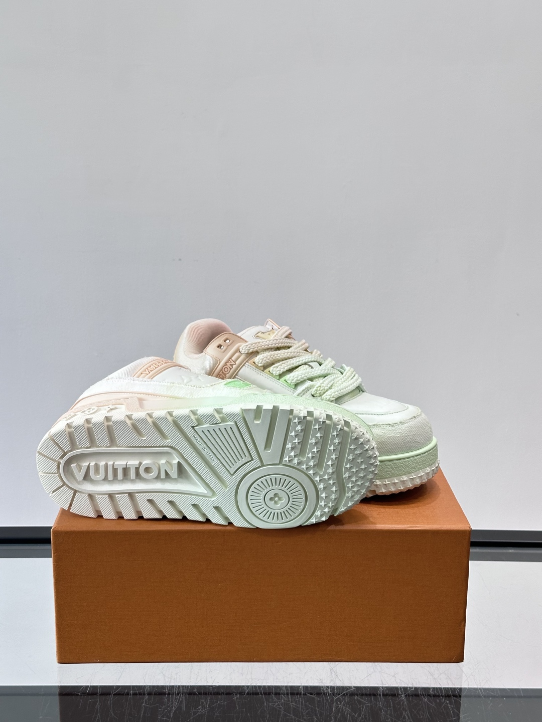 ◾️▫️L Trainer特殊水洗渐变工艺版小胖丁情侣款👫运动鞋，整双鞋奢华大气，橡胶 L.v标识点缀鞋