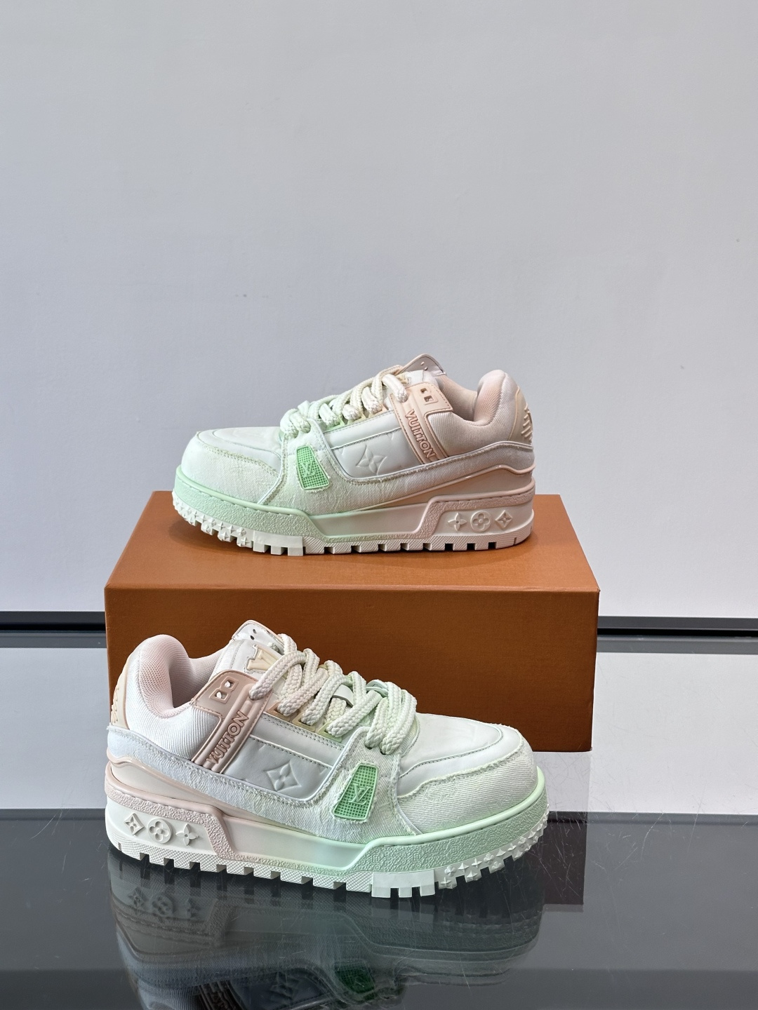 ◾️▫️L Trainer特殊水洗渐变工艺版小胖丁情侣款👫运动鞋，整双鞋奢华大气，橡胶 L.v标识点缀鞋