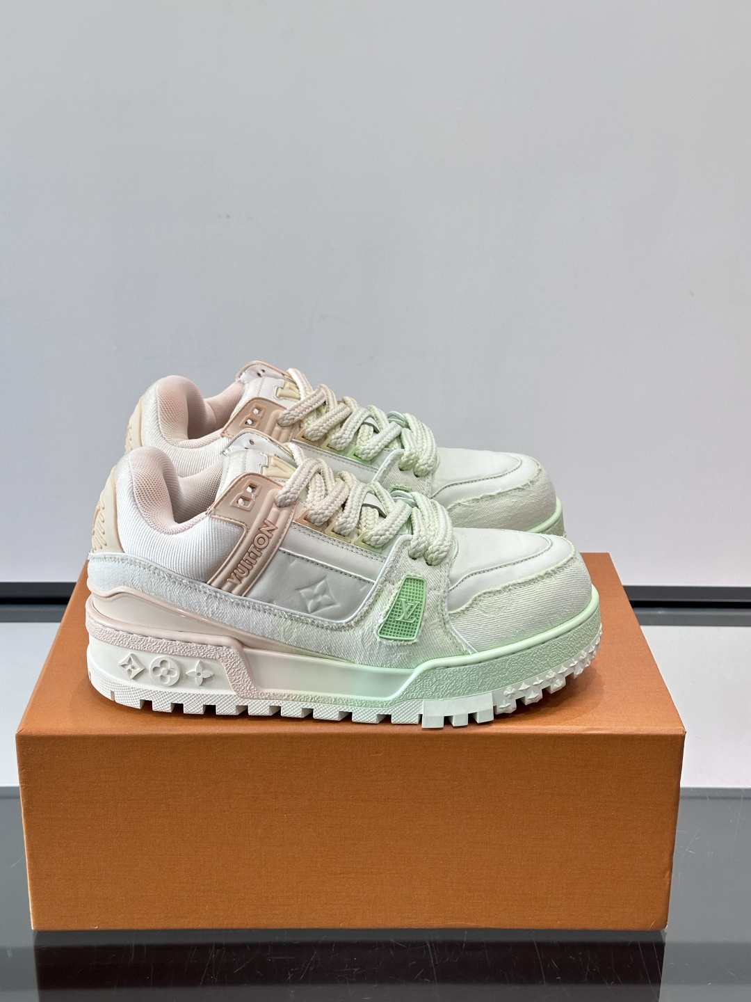 ◾️▫️L Trainer特殊水洗渐变工艺版小胖丁情侣款👫运动鞋，整双鞋奢华大气，橡胶 L.v标识点缀鞋