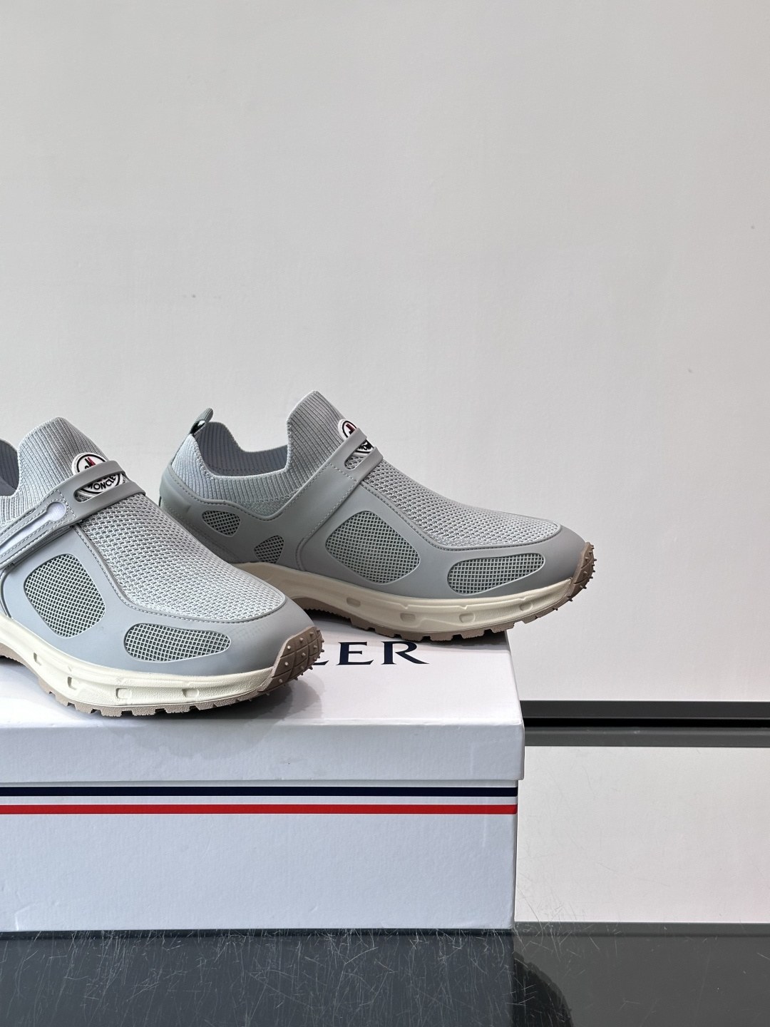 蒙口男士休闲运动鞋，弹力网布➕牛皮革拼接，透气又有支撑力。厚EVA中底，缓震舒适，长时间穿也不累✨。鞋饰