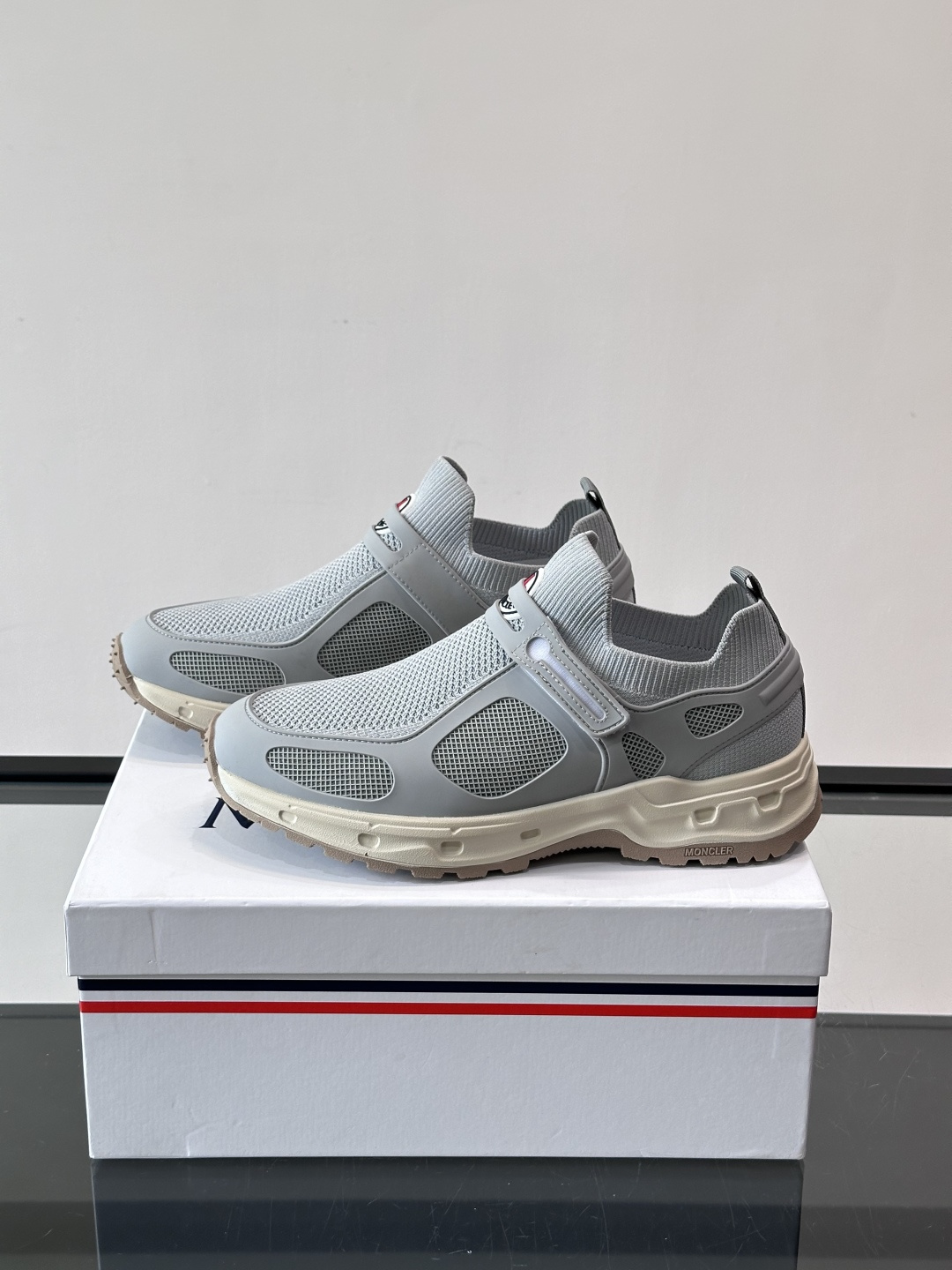 蒙口男士休闲运动鞋，弹力网布➕牛皮革拼接，透气又有支撑力。厚EVA中底，缓震舒适，长时间穿也不累✨。鞋饰