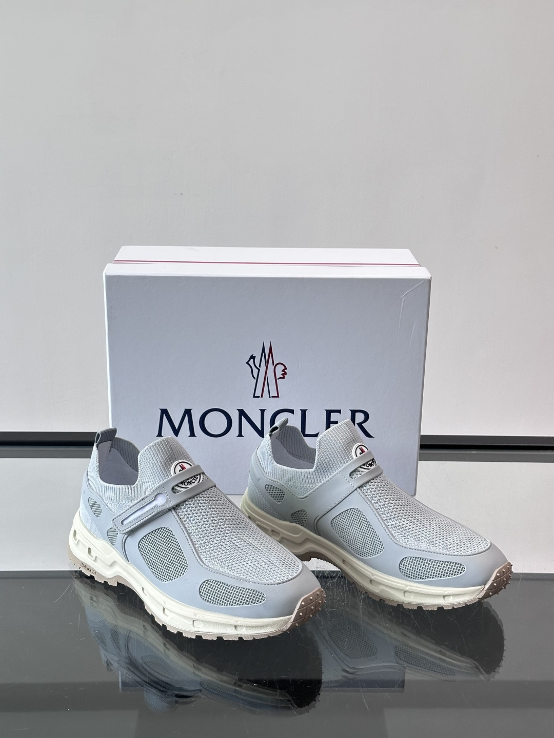 蒙口男士休闲运动鞋，弹力网布➕牛皮革拼接，透气又有支撑力。厚EVA中底，缓震舒适，长时间穿也不累✨。鞋饰