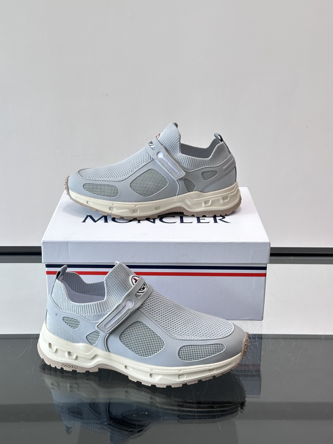 蒙口男士休闲运动鞋，弹力网布➕牛皮革拼接，透气又有支撑力。厚EVA中底，缓震舒适，长时间穿也不累✨。鞋饰