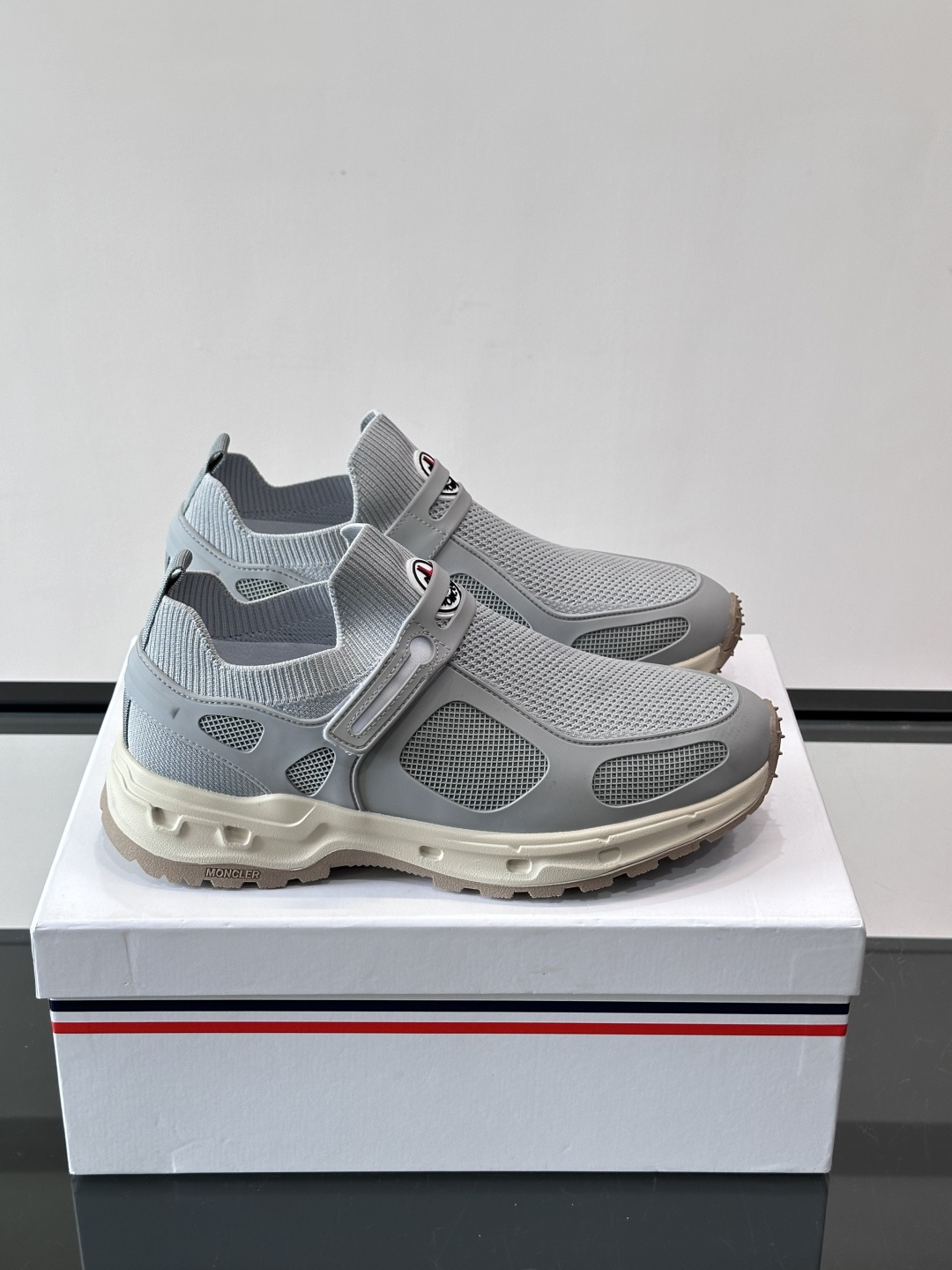 蒙口男士休闲运动鞋，弹力网布➕牛皮革拼接，透气又有支撑力。厚EVA中底，缓震舒适，长时间穿也不累✨。鞋饰