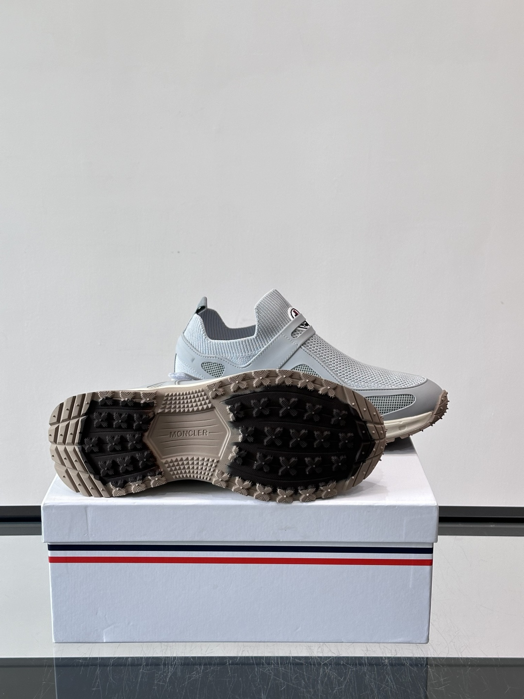 蒙口男士休闲运动鞋，弹力网布➕牛皮革拼接，透气又有支撑力。厚EVA中底，缓震舒适，长时间穿也不累✨。鞋饰