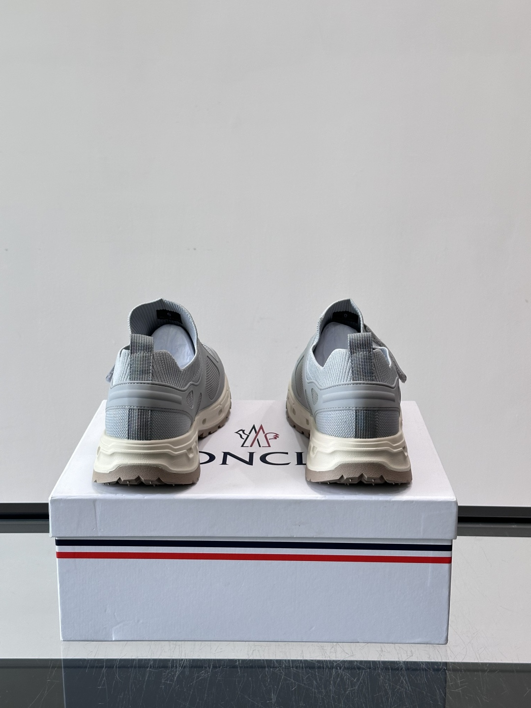 蒙口男士休闲运动鞋，弹力网布➕牛皮革拼接，透气又有支撑力。厚EVA中底，缓震舒适，长时间穿也不累✨。鞋饰