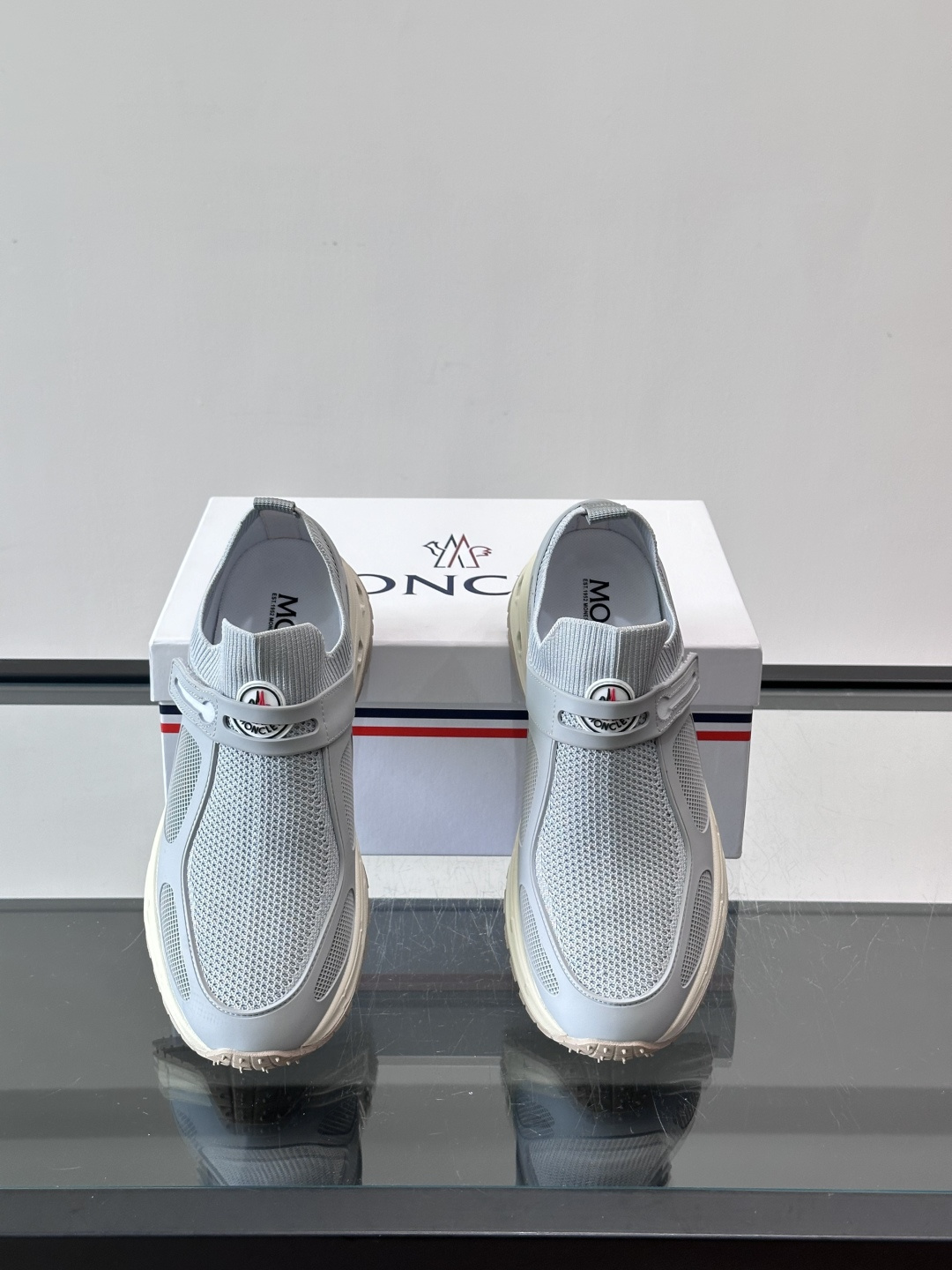 蒙口男士休闲运动鞋，弹力网布➕牛皮革拼接，透气又有支撑力。厚EVA中底，缓震舒适，长时间穿也不累✨。鞋饰