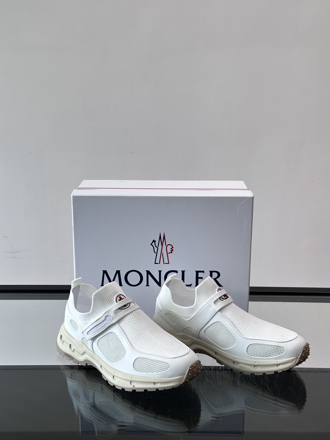 蒙口男士休闲运动鞋，弹力网布➕牛皮革拼接，透气又有支撑力。厚EVA中底，缓震舒适，长时间穿也不累✨。鞋饰