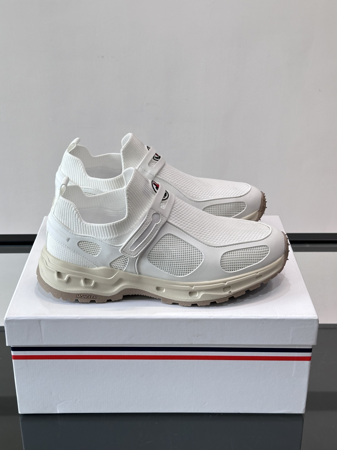 蒙口男士休闲运动鞋，弹力网布➕牛皮革拼接，透气又有支撑力。厚EVA中底，缓震舒适，长时间穿也不累✨。鞋饰