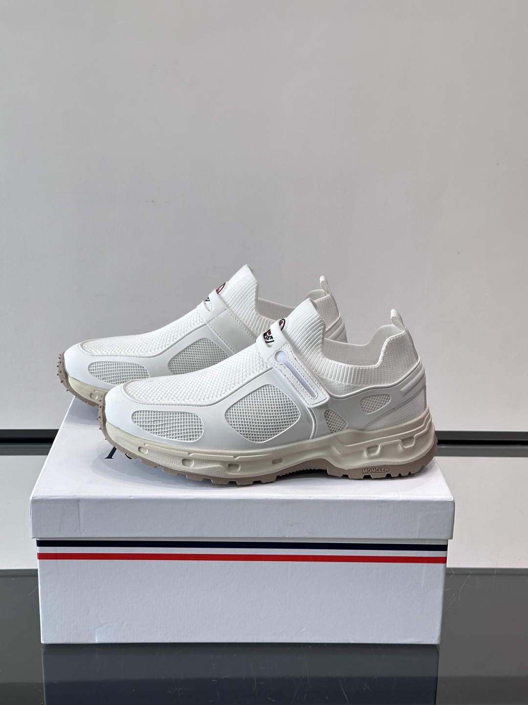 蒙口男士休闲运动鞋，弹力网布➕牛皮革拼接，透气又有支撑力。厚EVA中底，缓震舒适，长时间穿也不累✨。鞋饰