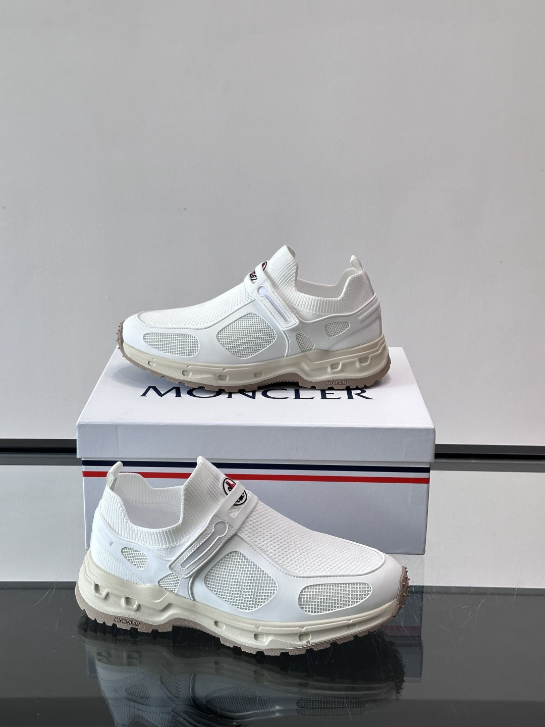 蒙口男士休闲运动鞋，弹力网布➕牛皮革拼接，透气又有支撑力。厚EVA中底，缓震舒适，长时间穿也不累✨。鞋饰