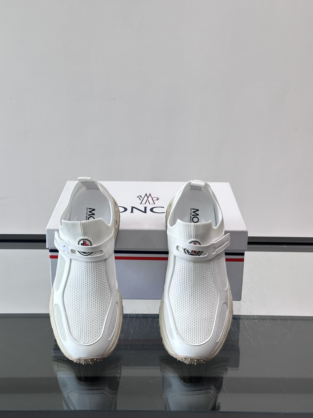 蒙口男士休闲运动鞋，弹力网布➕牛皮革拼接，透气又有支撑力。厚EVA中底，缓震舒适，长时间穿也不累✨。鞋饰