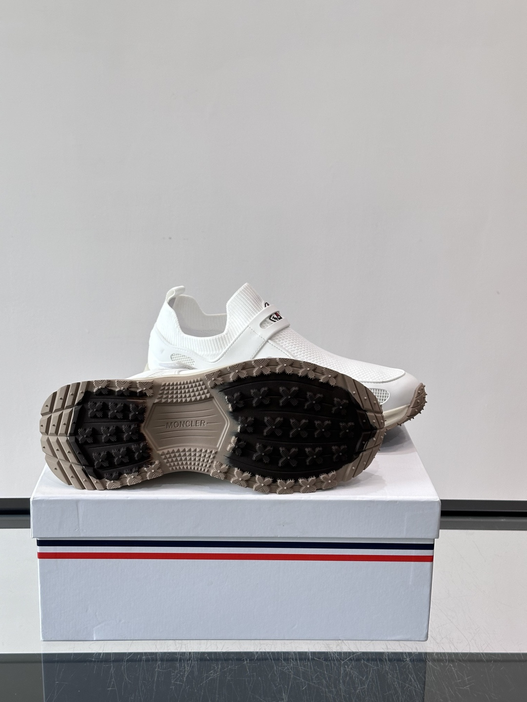 蒙口男士休闲运动鞋，弹力网布➕牛皮革拼接，透气又有支撑力。厚EVA中底，缓震舒适，长时间穿也不累✨。鞋饰