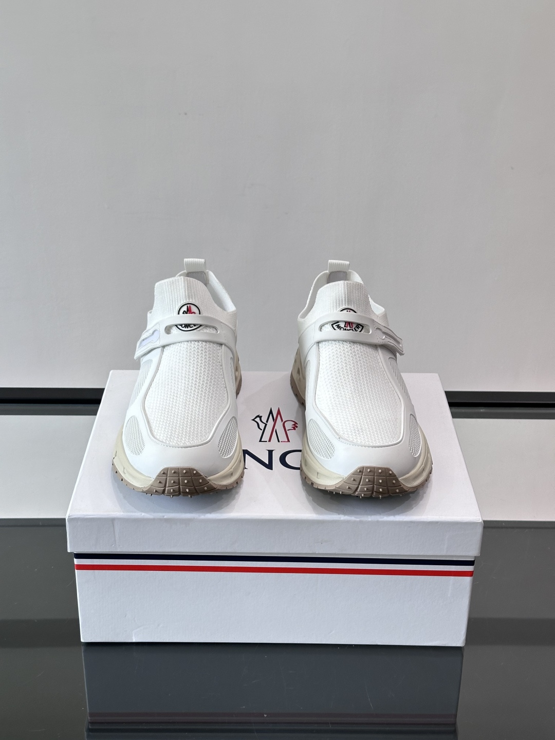 蒙口男士休闲运动鞋，弹力网布➕牛皮革拼接，透气又有支撑力。厚EVA中底，缓震舒适，长时间穿也不累✨。鞋饰