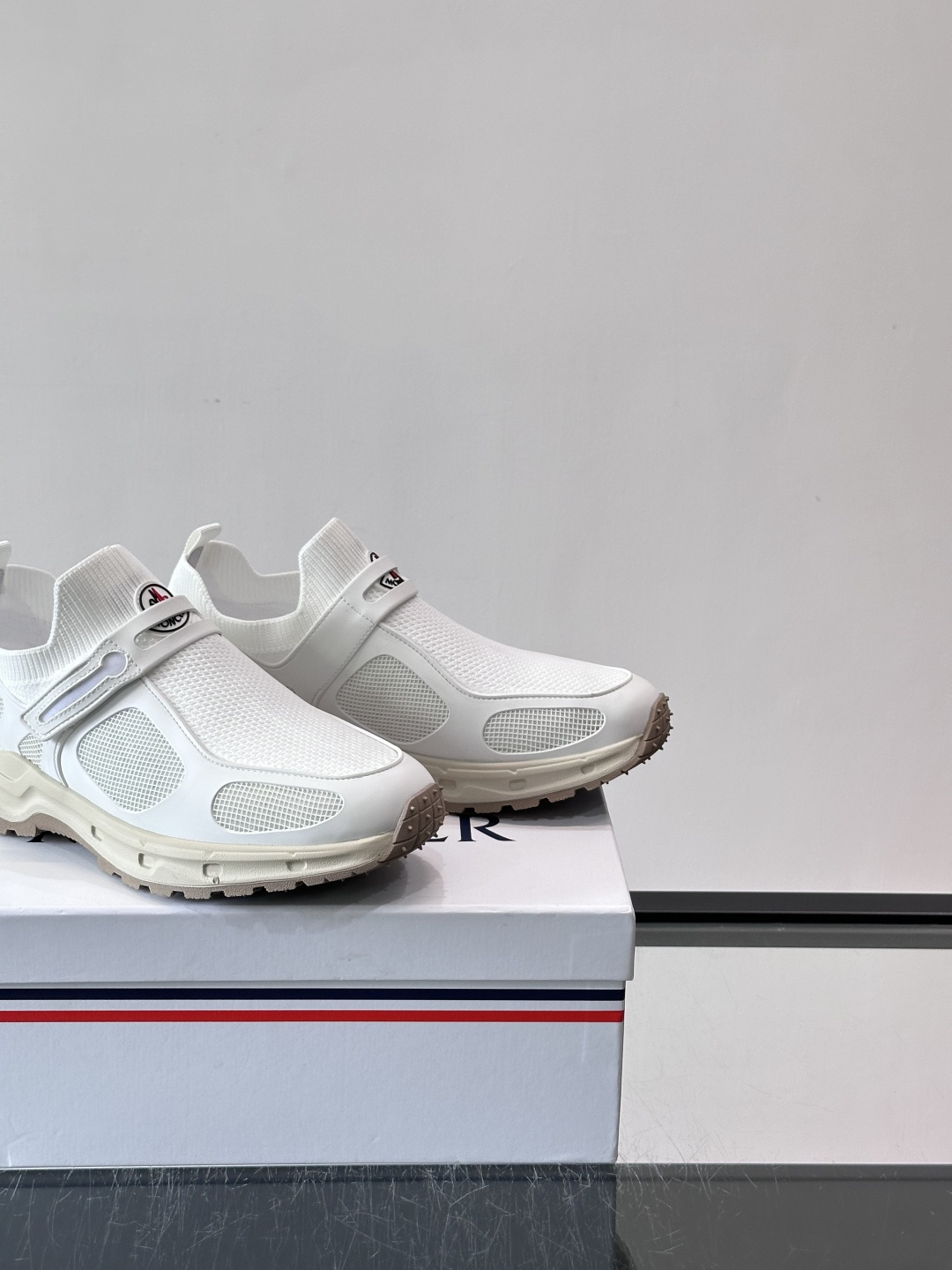 蒙口男士休闲运动鞋，弹力网布➕牛皮革拼接，透气又有支撑力。厚EVA中底，缓震舒适，长时间穿也不累✨。鞋饰