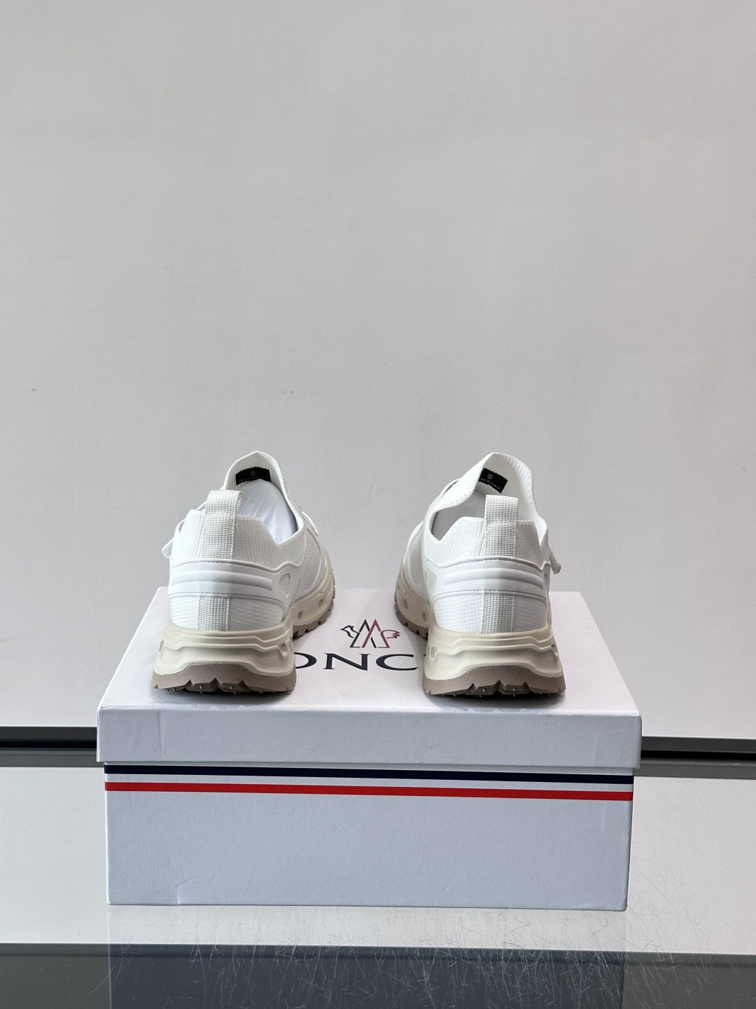 蒙口男士休闲运动鞋，弹力网布➕牛皮革拼接，透气又有支撑力。厚EVA中底，缓震舒适，长时间穿也不累✨。鞋饰