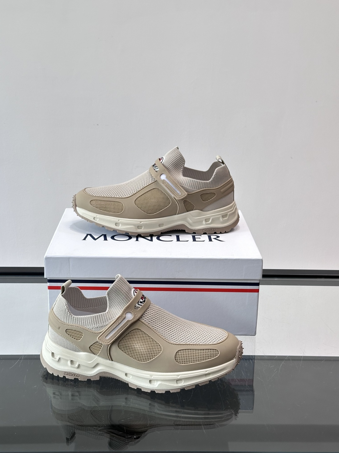 蒙口男士休闲运动鞋，弹力网布➕牛皮革拼接，透气又有支撑力。厚EVA中底，缓震舒适，长时间穿也不累✨。鞋饰