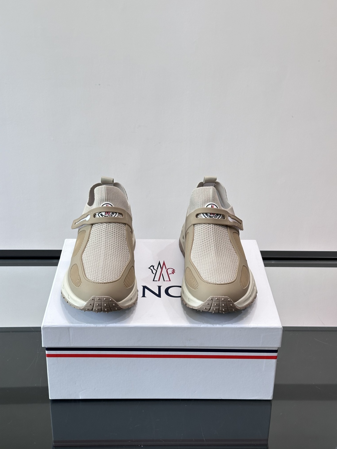 蒙口男士休闲运动鞋，弹力网布➕牛皮革拼接，透气又有支撑力。厚EVA中底，缓震舒适，长时间穿也不累✨。鞋饰