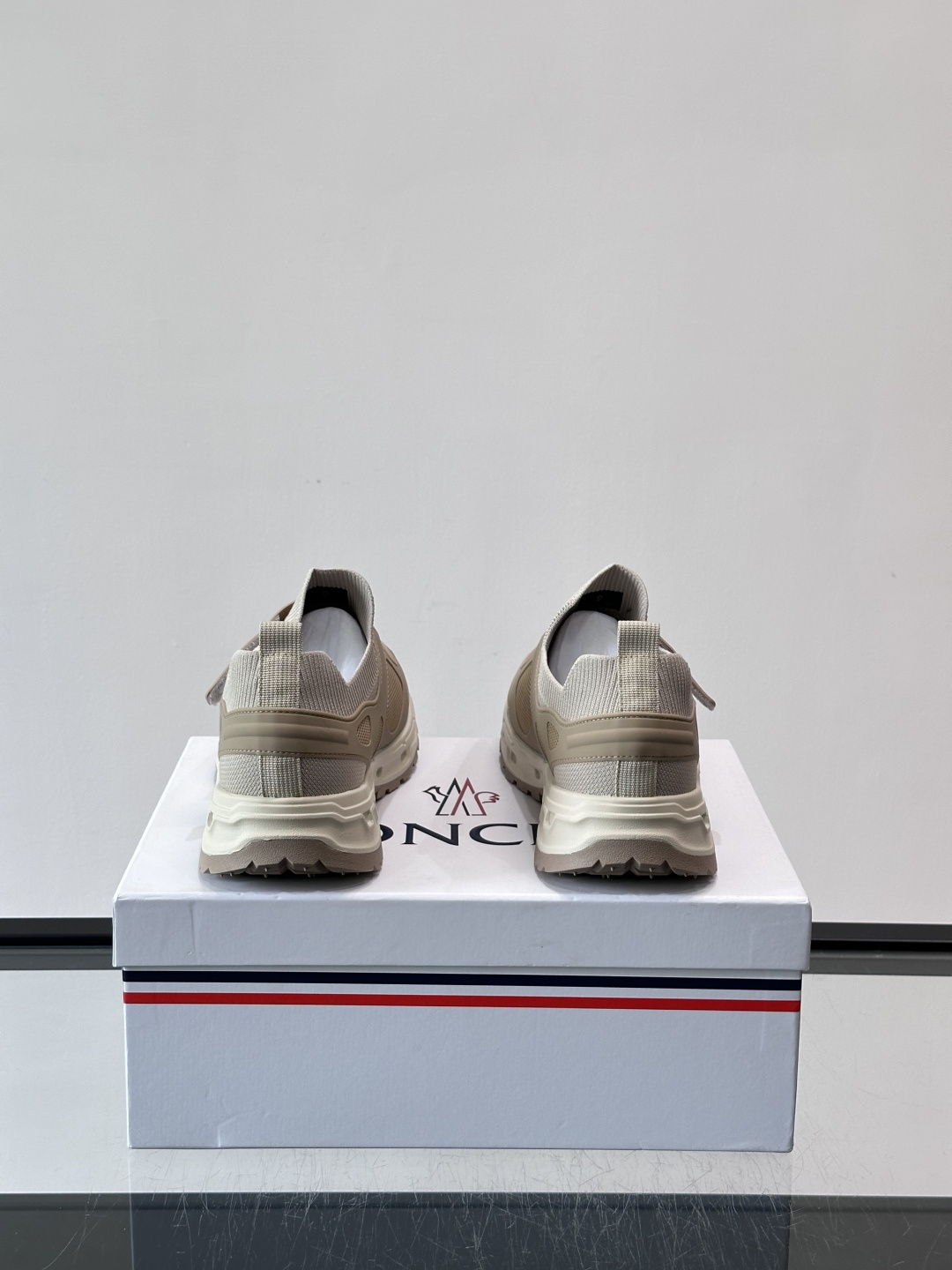 蒙口男士休闲运动鞋，弹力网布➕牛皮革拼接，透气又有支撑力。厚EVA中底，缓震舒适，长时间穿也不累✨。鞋饰