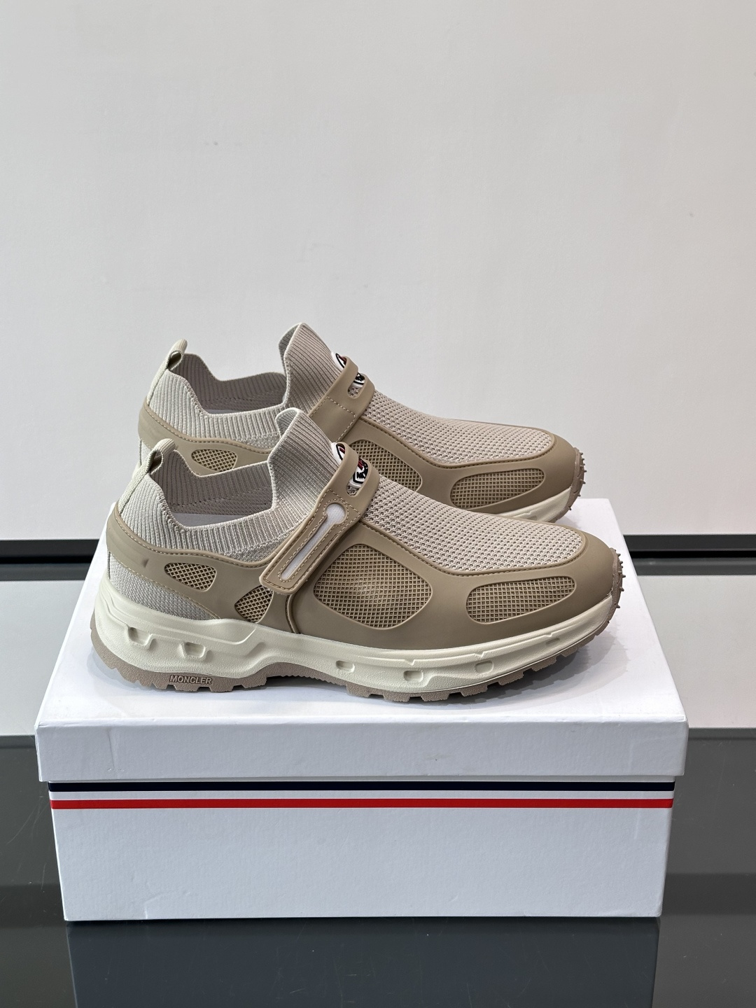 蒙口男士休闲运动鞋，弹力网布➕牛皮革拼接，透气又有支撑力。厚EVA中底，缓震舒适，长时间穿也不累✨。鞋饰